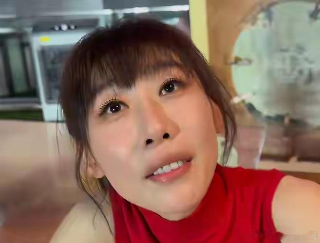 她本想帮谢娜解围的，结果任素汐反而被扒了个底朝天！这真是搬起石头砸自己的脚！ 