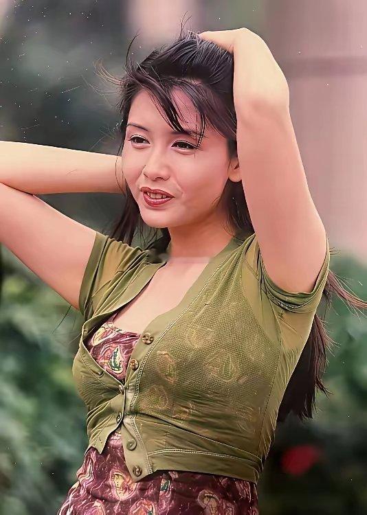 年轻的时候邱淑贞也没有多漂亮看着胖胖的像个小土妞就是不知道王导演怎么看上的 