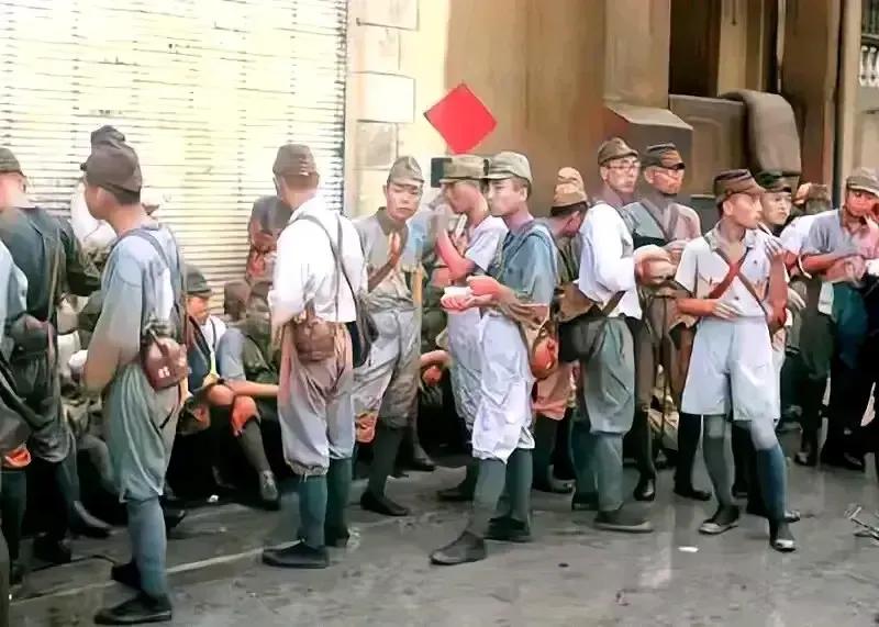 1945年的香港码头，正在等待遣返的日寇。对敌人仁慈就是对自己最大的伤害，其实当