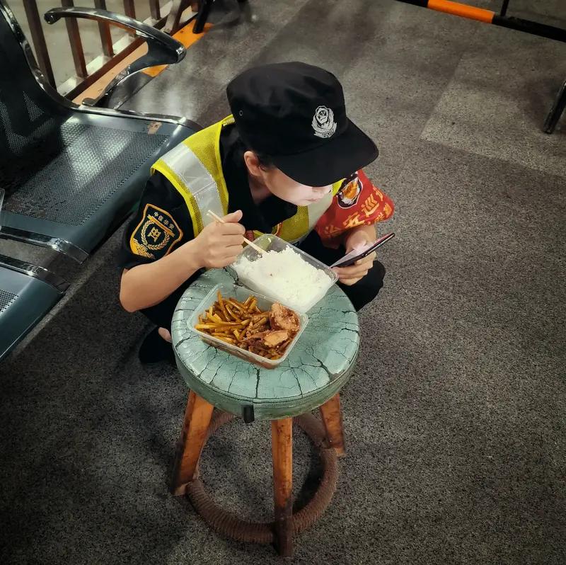 最近安徽马鞍山郑蒲港站的“00后”收费协管员许智浩火了！他五官清秀、气质干净，身