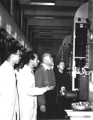 1959年11月20日，朱德视察北京电影洗印厂。