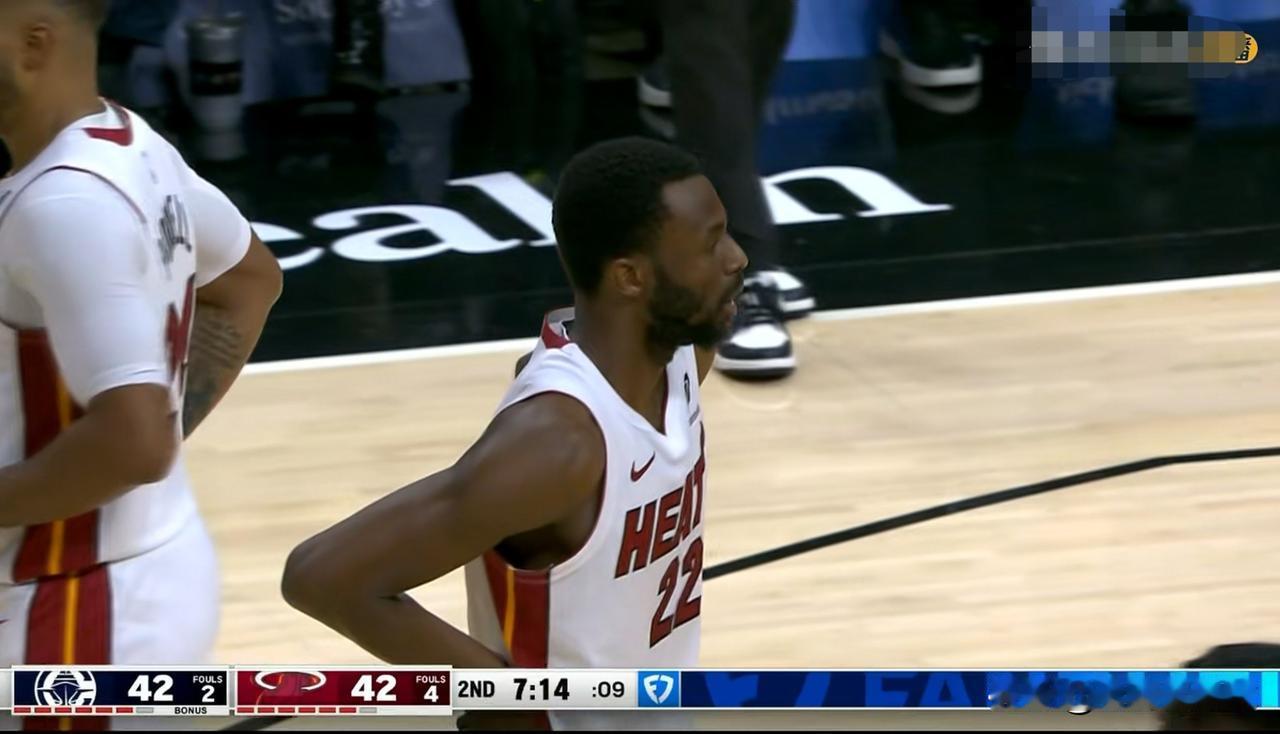 热火大将维金斯真是累坏了！在今天热火主场迎战快船的比赛中，当时比赛进行到了第二节