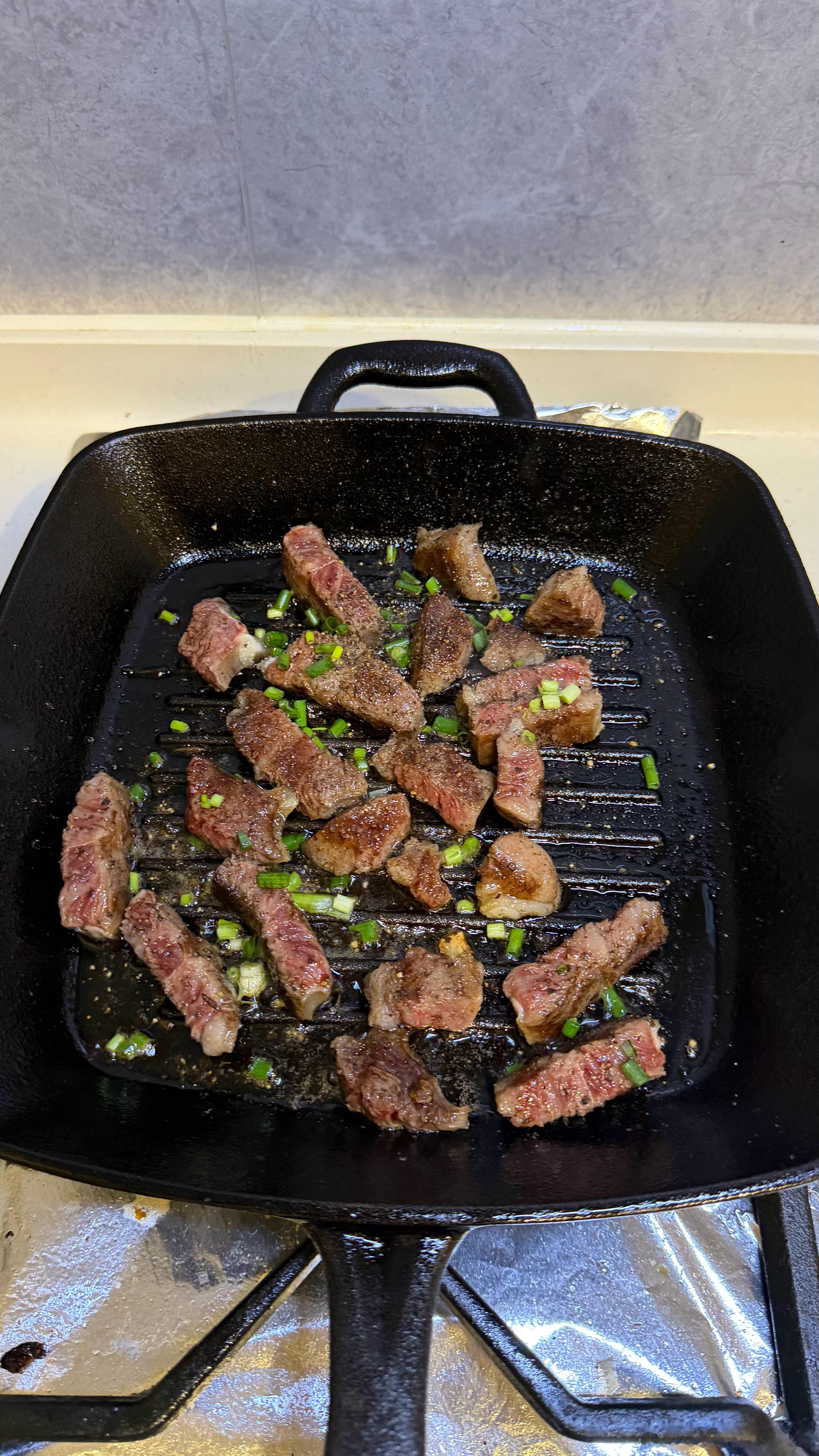 今日份中式铁板黑胡椒A5牛板腱，让蘑菇吸饱剩下的牛油[嘻嘻] ​​​