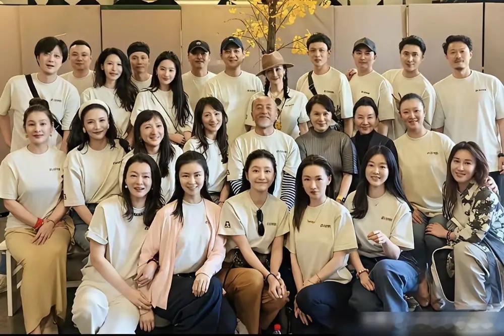原来，所谓神仙姐姐，根本不是什么人设，而是一种天赋。 最近刘亦菲一张老同学合影又