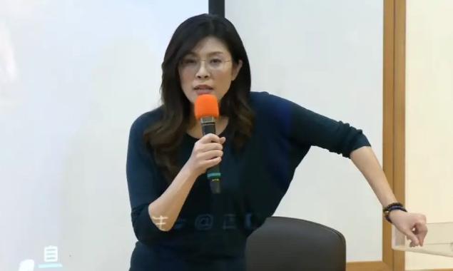 郑丽文，这段讲话真的是太棒了！12月22日，郑丽文在东吴大学与学生对话，形成了碾