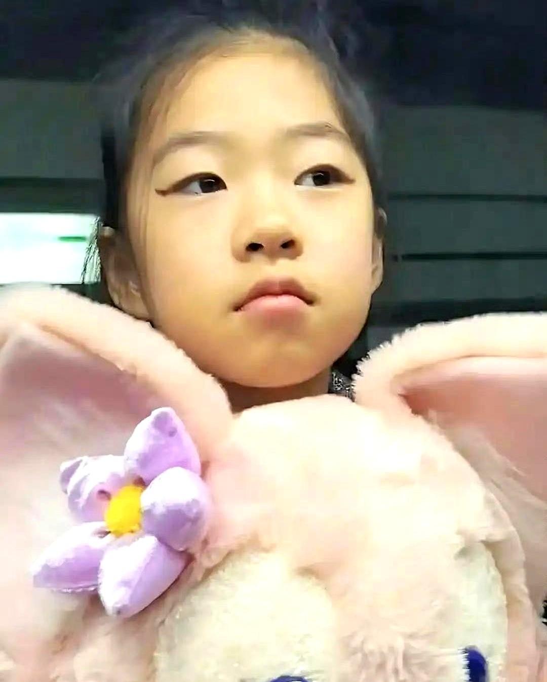 醒醒这个模样是结合了爸爸妈妈的长相，看着就很大气！五官简直是汪峰复制粘贴的，眉眼