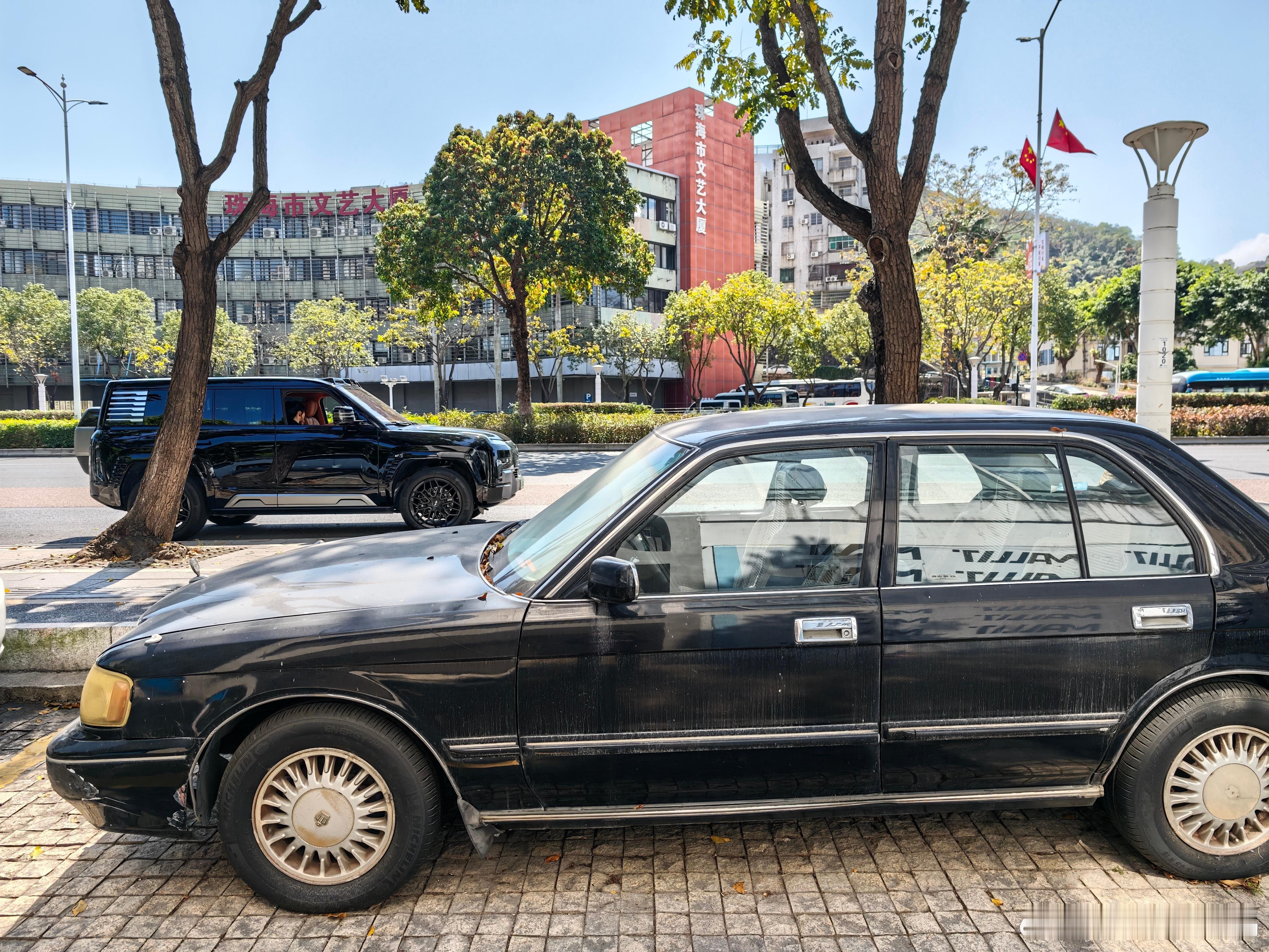 我开车在路上，儿子突然大吼：发现一辆很特别的车！我没看清是啥，但我不想他错过想要