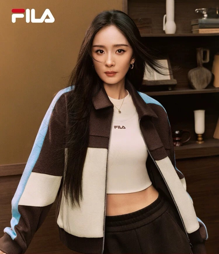杨幂fila名誉合伙人 Fila不语，又上了新图2026年春新款，穿宽松外套翻领