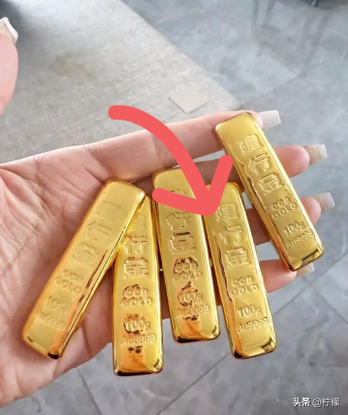 手里有大量黄金的人，
估计都要吃褪黑素了。昨天早上金价起飞1060元，直到晚上直