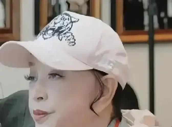 74岁刘晓庆4点起床卖福字，1分钟赚走888万
 
她每天凌晨四点准时开球，十二