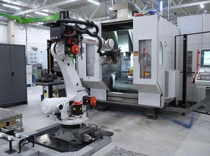 挪动几米就锁死？国产五轴破局 “电子手铐”，让美日高傲变成废铁。

五轴联动机床