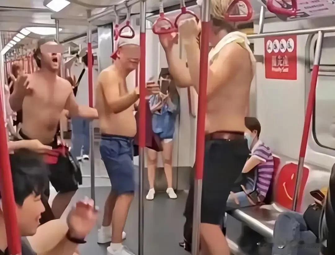 为何某些香港人对待中外游客双标？

网上两段对比视频，看得很多人心里不是滋味。
