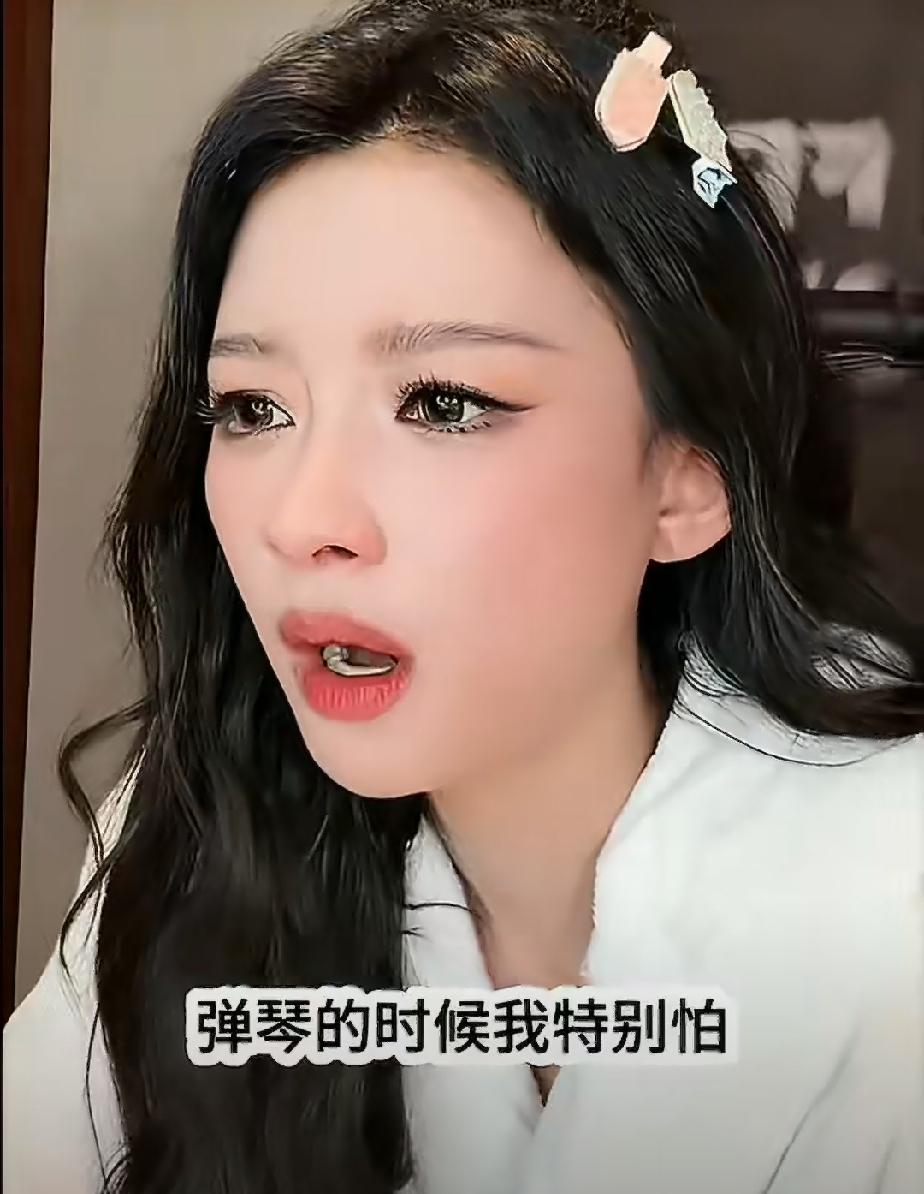 孙怡透露她在节目上弹琴的时候，特别怕弹错，因为弹错了，她妈会生气，没想到孙怡长大