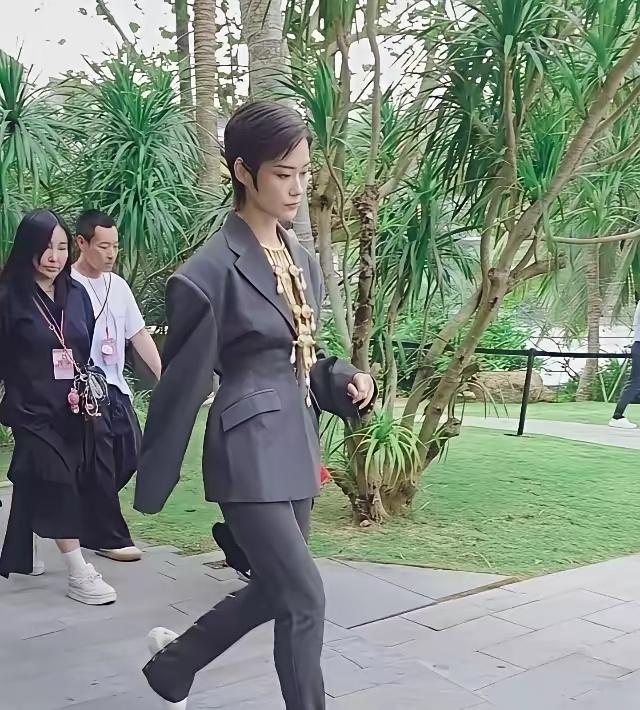 简直不明白她当初怎么会成为第一名的？ 