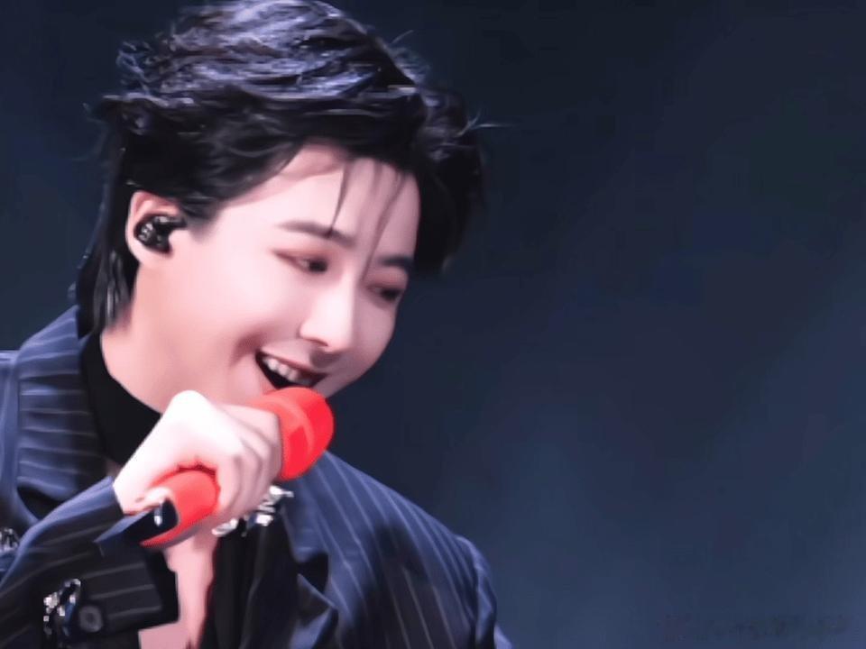 |  | 斗转星移，绝不夸口说永远只愿多年以后，我白发苍苍容颜迟暮，看见你笑颜回