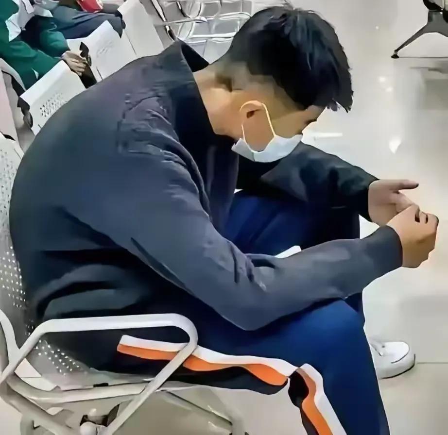 单亲父亲突发脑溢血，被紧急送进ICU抢救，14岁的小磊一下子成了家里唯一能扛事的
