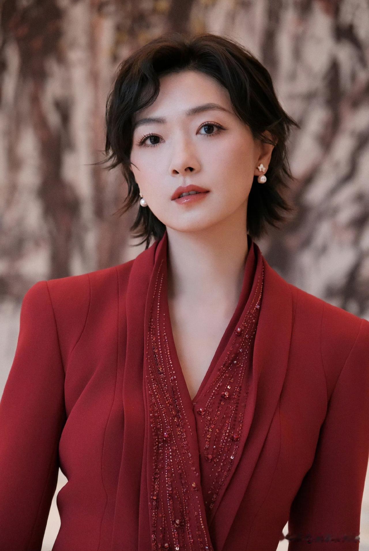 万茜说，1982年我出生在湖南益阳，家里是实打实的军人家庭。父亲一身军旅作风，把