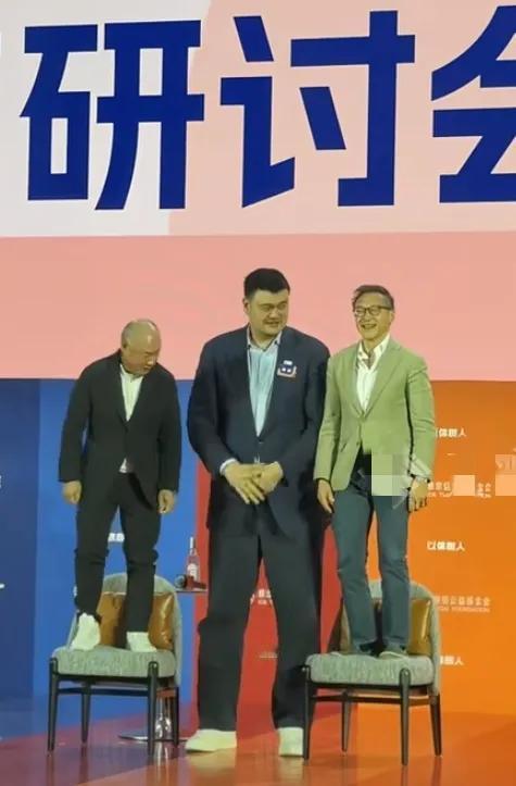 太搞笑了！李宁、姚明、蔡崇信在浙江参加教育研讨会后要合影时，只见李宁、蔡崇信颤颤