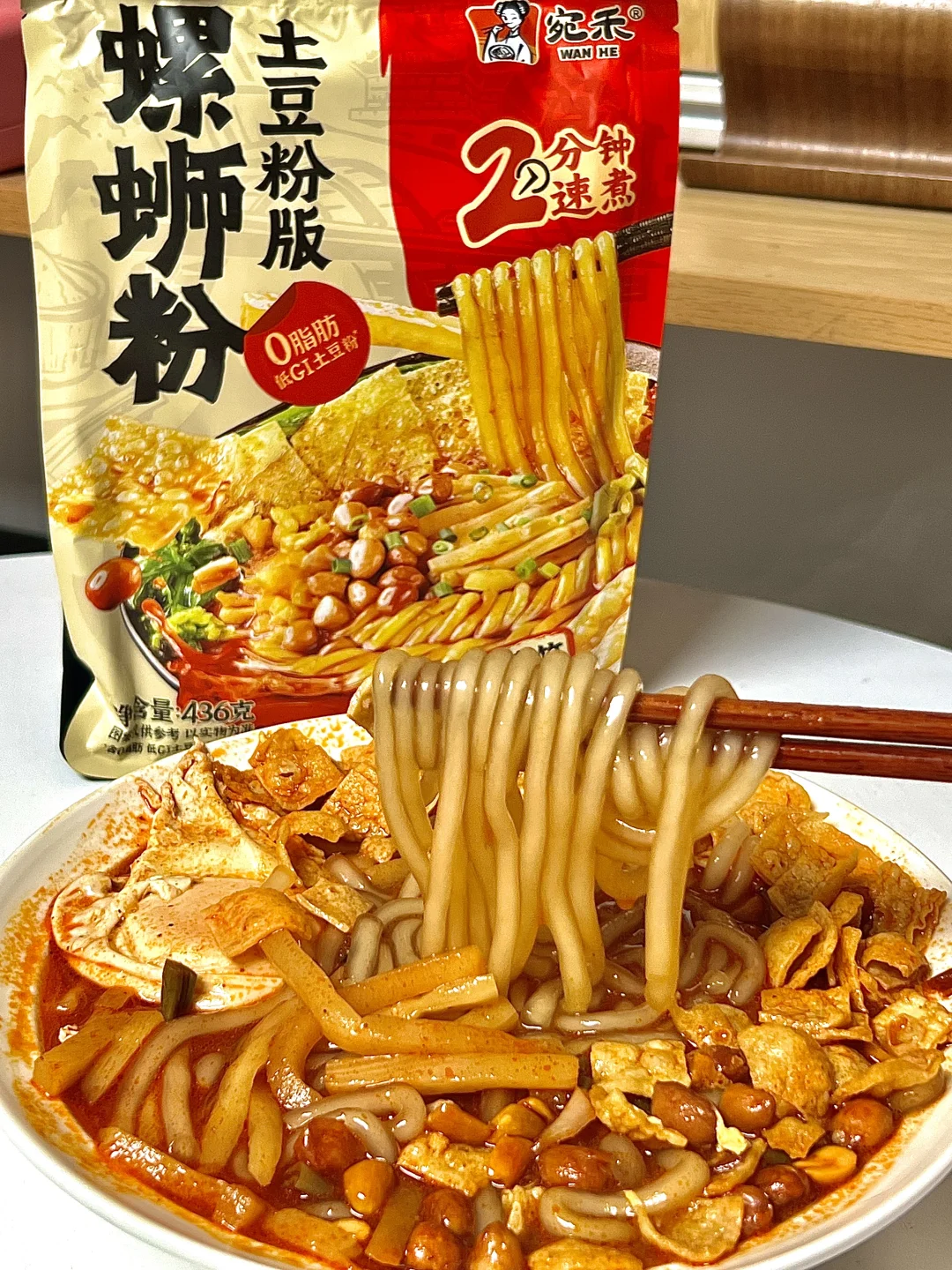不用等外卖！2分钟搞定一碗爆汁螺蛳土豆粉 普通螺蛳粉要煮半天，但这个宛...