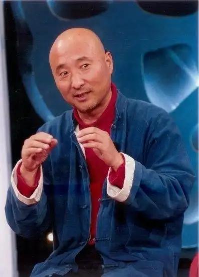 当年，陈佩斯拉着刘佩琦说：“老弟，跟我去拍一部电影咋样？” 刘佩琦犹疑地说：“我