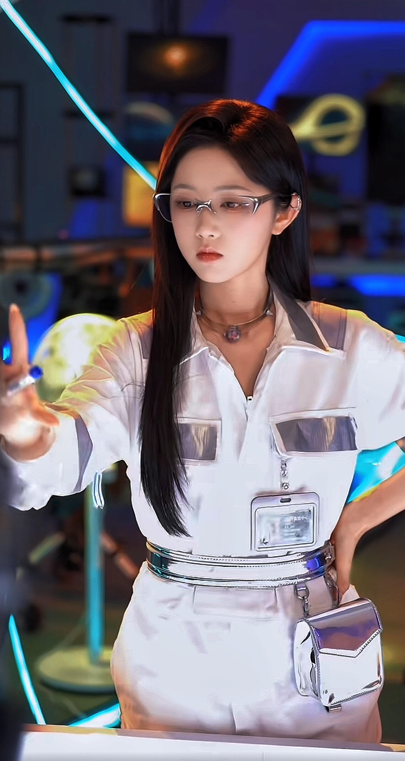 岳雨婷与AI和解了从直播吐槽AI冲击行业，到主动演绎AI相关角色，岳雨婷迎来转变