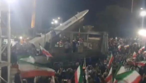 伊朗把压箱底的导弹搬上街头，最近德黑兰革命广场挤满了民众，多款先进弹道导弹公开亮