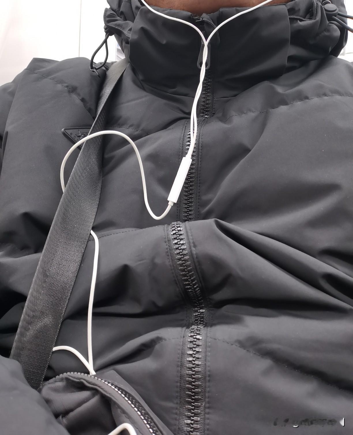 今天下火车，坐地铁时看到整个车厢里听歌的年轻人很多，但是，只有我这个中年大叔还用