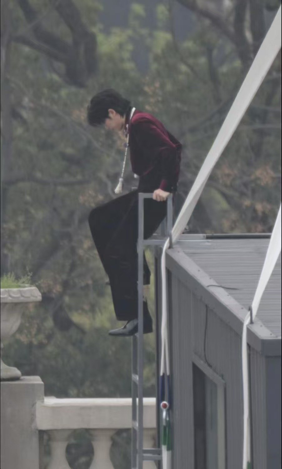 丁程鑫尖头皮鞋爬集装箱丁程鑫穿尖头皮鞋爬集装箱 丁程鑫尖头皮鞋爬集装箱 