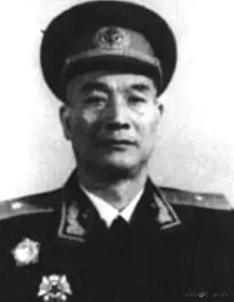1950年，毛主席正在中南海内批阅文件，突然，卫士在门外报告说，有一位叫李治的首