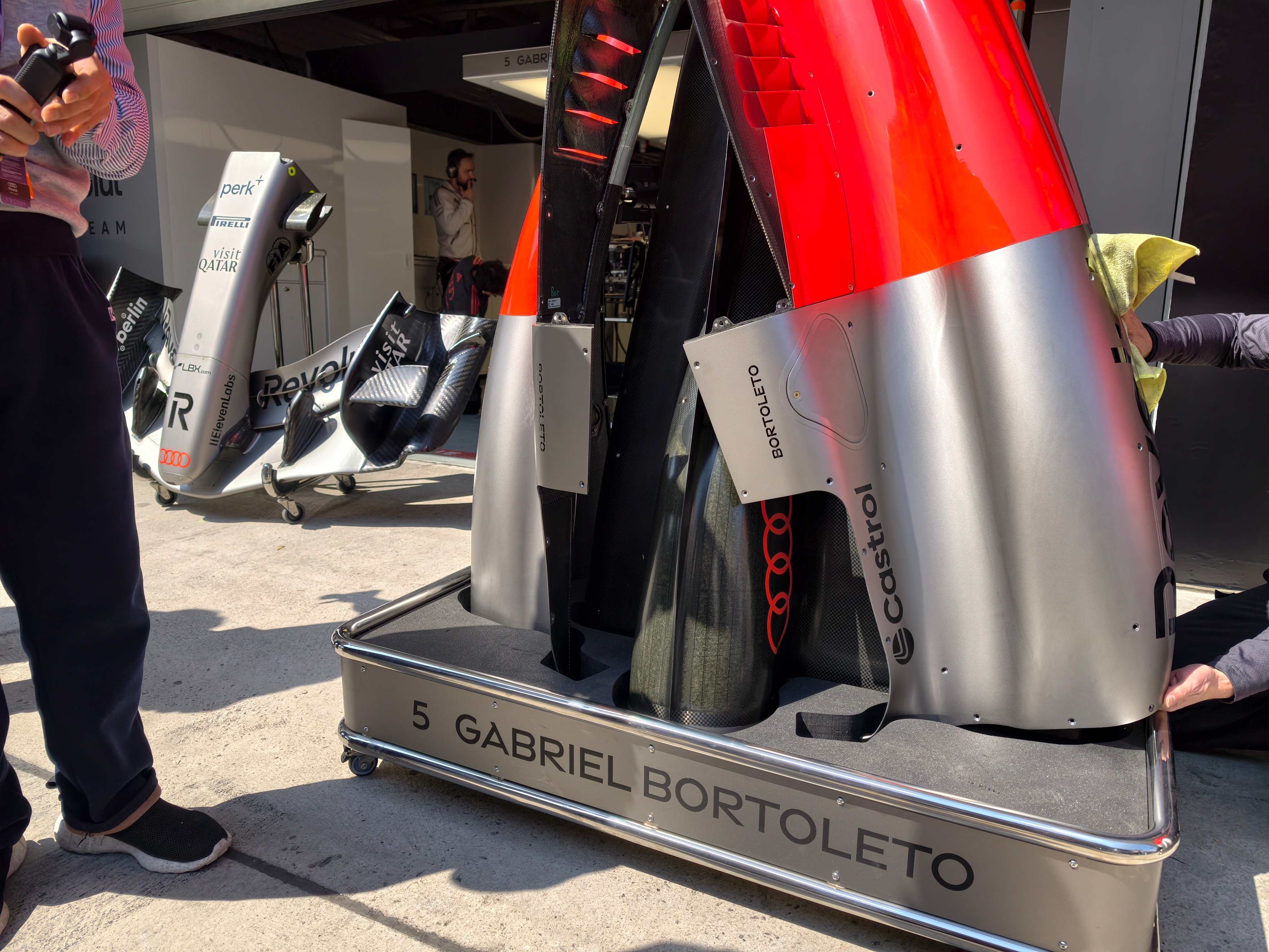 奥迪Revolut F1车队这个外观覆盖件收纳盒很讲究，印象中蛮少见到这种形式的