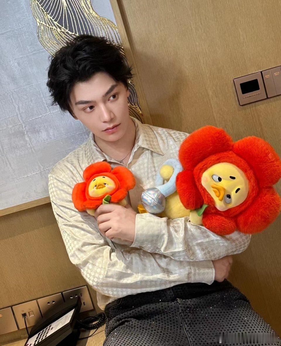 感觉丁禹兮自己发的照片看着还好，他在长乐曲里面的脸部状态看着是真的有点儿尴尬 ​