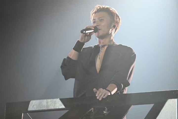 #咪咕星鲜事##一抬头就吻上谢霆锋了##谢霆锋进化演唱会#救命，谢霆锋深圳演唱会