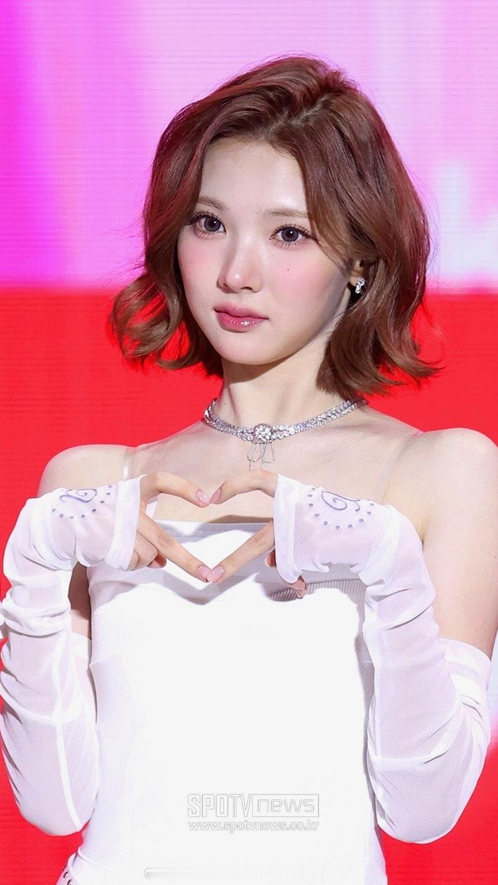 Hearts2Hearts组合JIWOO、CARMEN、YUHA、STELLA、