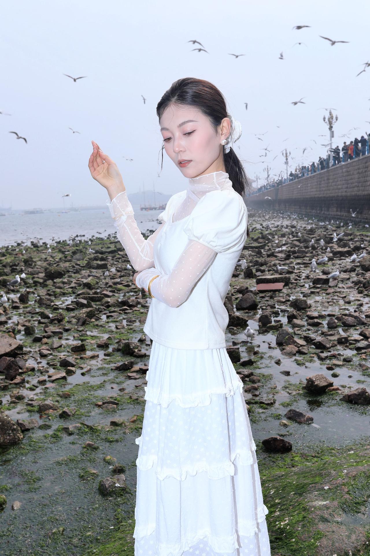 人像摄影约拍跟拍 海边美女 白裙子穿搭 我镜头里的青岛美女在栈桥景区户外环境人像