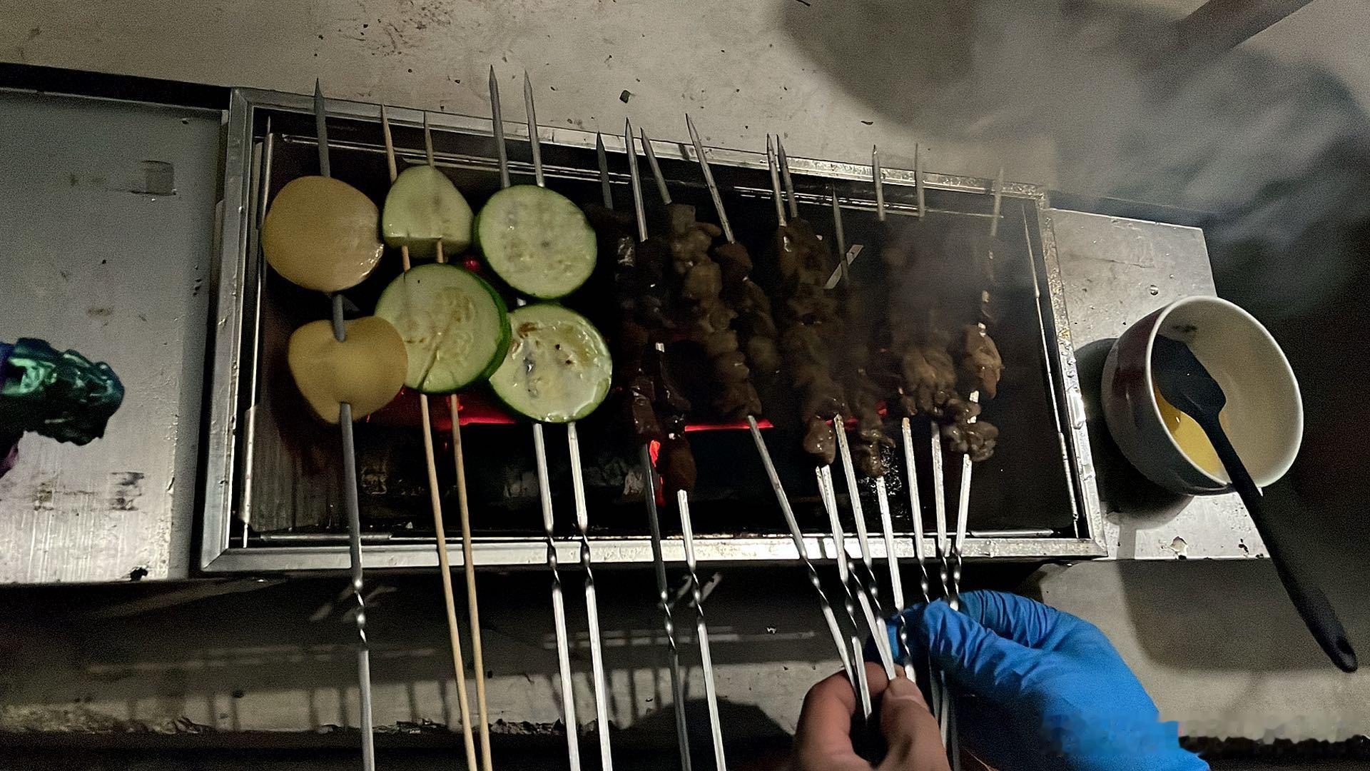 晚上在家烧烤了买了一斤雪花牛肉，一斤羊肉羊肉还是在烧烤店买的外面的烧烤味道太重了