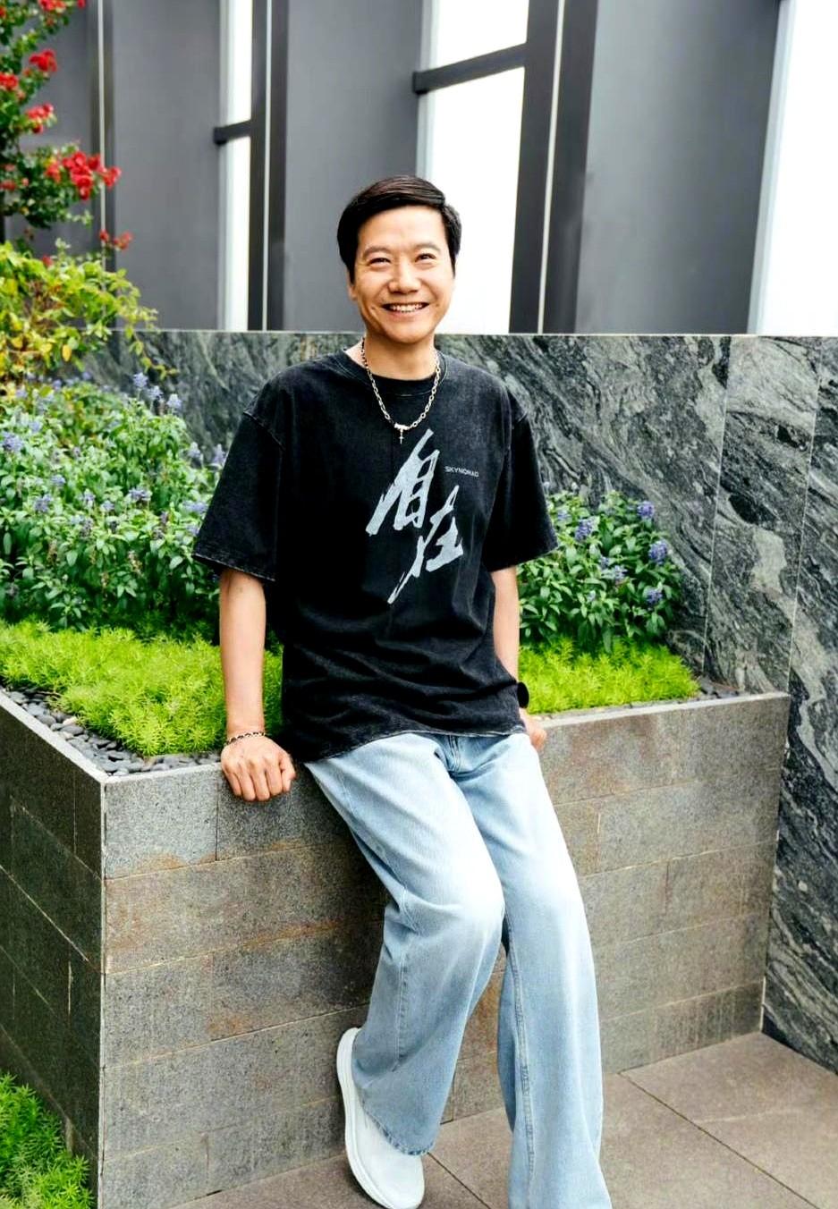 小米的SU7YU7汽车，到底火不火，我不知道，
老雷在昨天发布会上晒出一张脖子上
