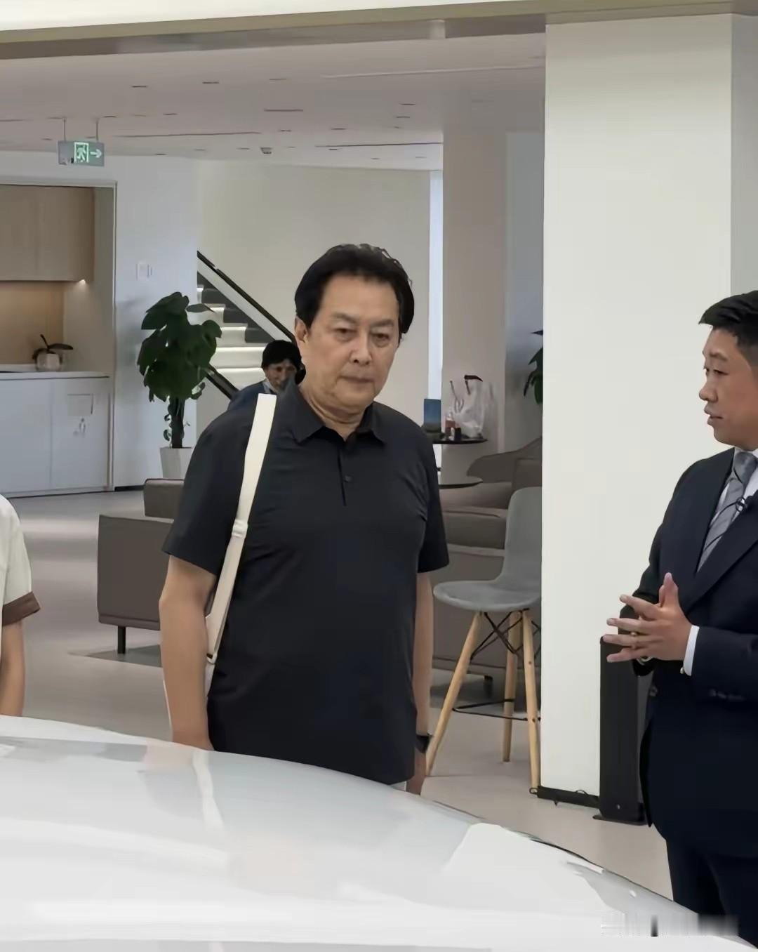74岁的唐国强现身北京一家4S店，引起现场关注。没有西装革履，也没有明星架势，他