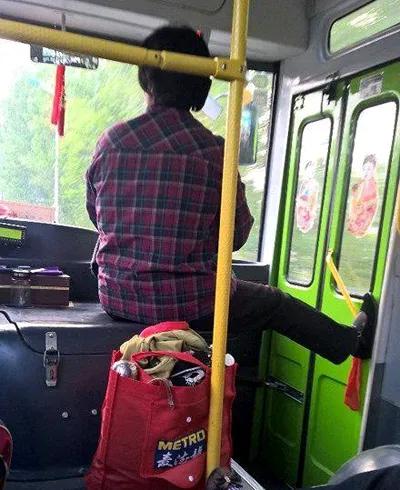 我来分享一个笑话，给大家解解暑，降降温：天真热，一大妈上了空调车投了一块钱。司机