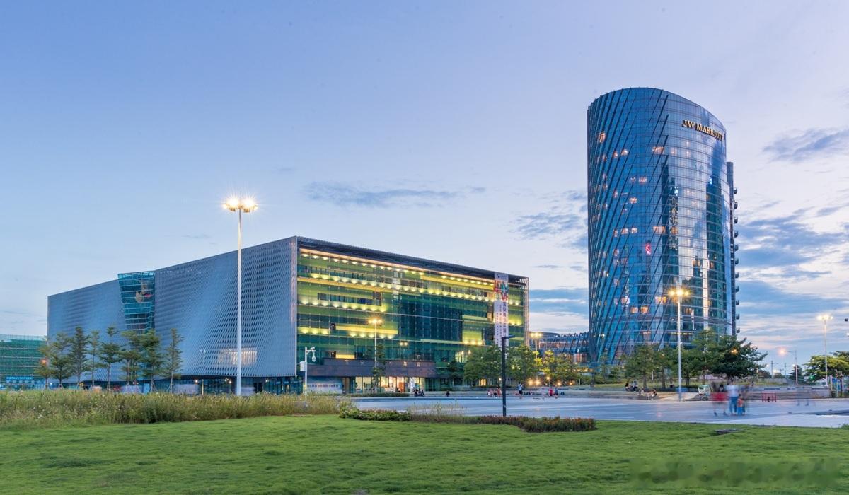 有限责任公司股东向非股东转让股权受两个条件限制：一是其他股东放弃优先购买权。二是