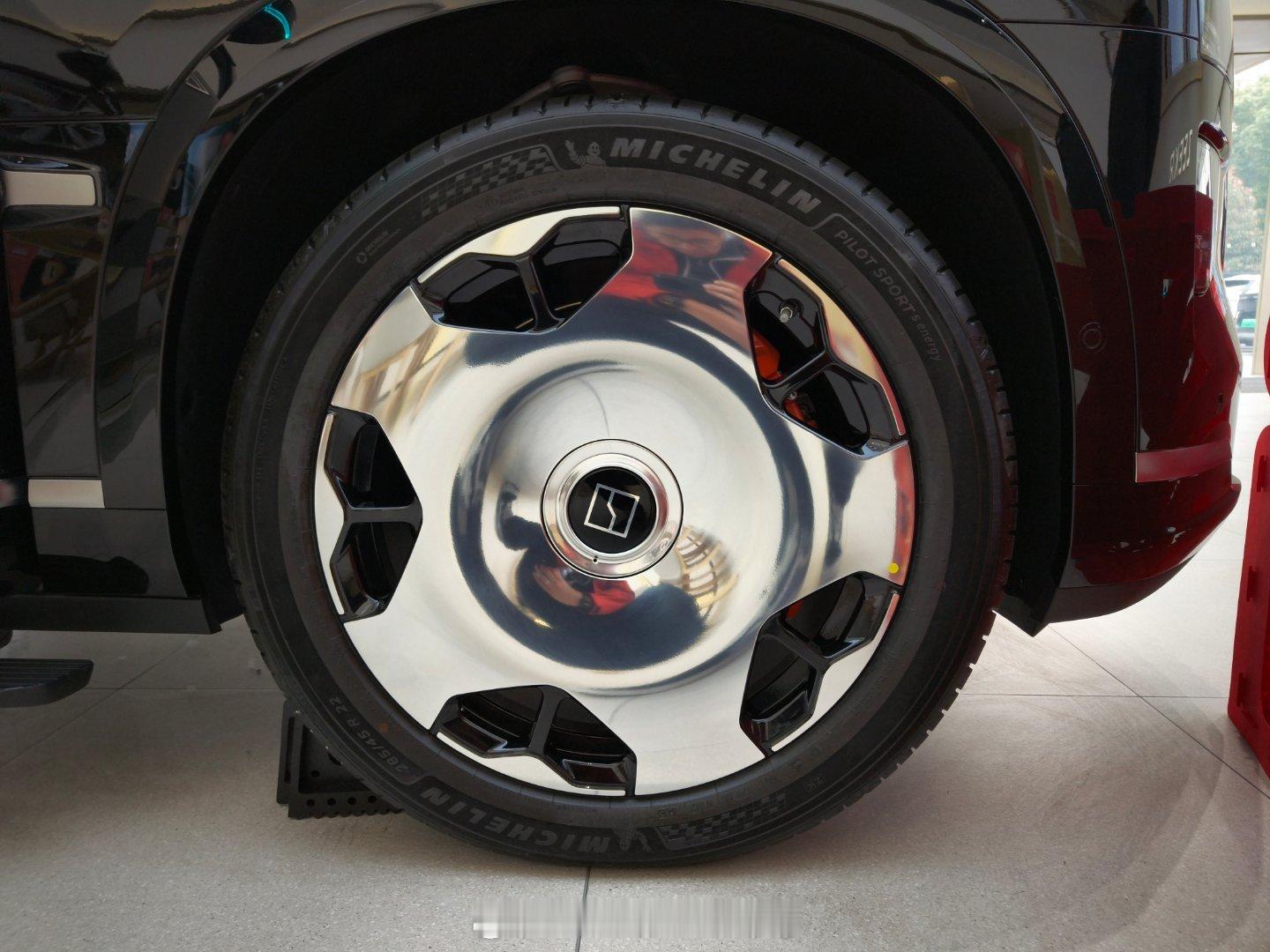 店里摆的9X Ultra版展车配的是极氪定制配方的PS5 Energy，耐磨指数