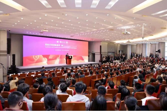 西班牙首相桑切斯，站在清华大学的讲台上。

台下黑压压一片，都是顶尖学府的脑袋，