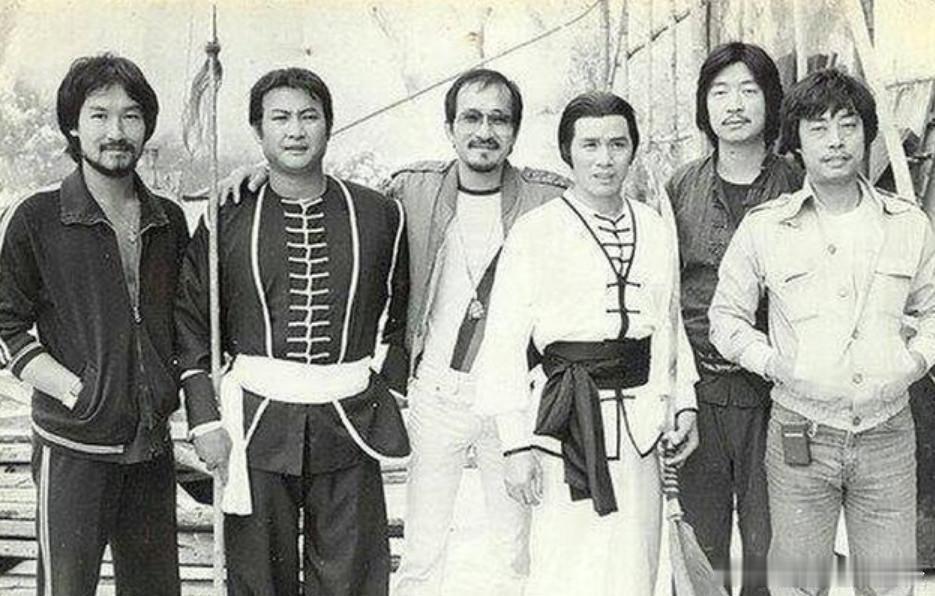 1979年，梁家仁、洪金宝、麦嘉、刘家荣、黄虾、黎应就在《搏命单刀夺命枪》拍摄现