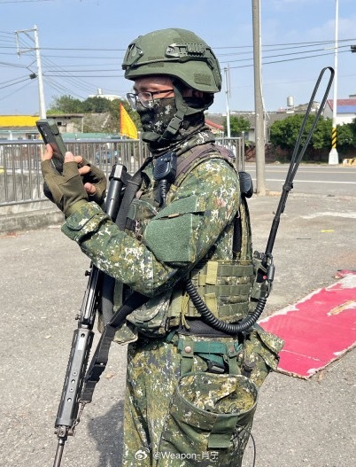 [超话]伪军用的这是什么手机，好像叫什么战术终端。 ​​​