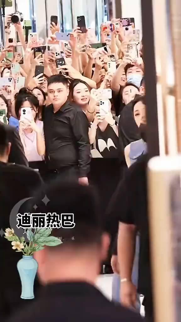 迪丽热巴。