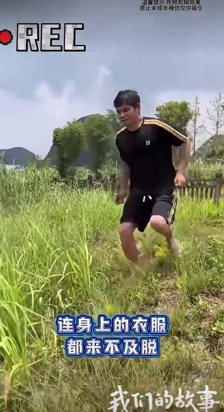男子救人。
注意看，老人带着孙子外出时，孙子不慎失足落水。老人不会游泳，只能在岸