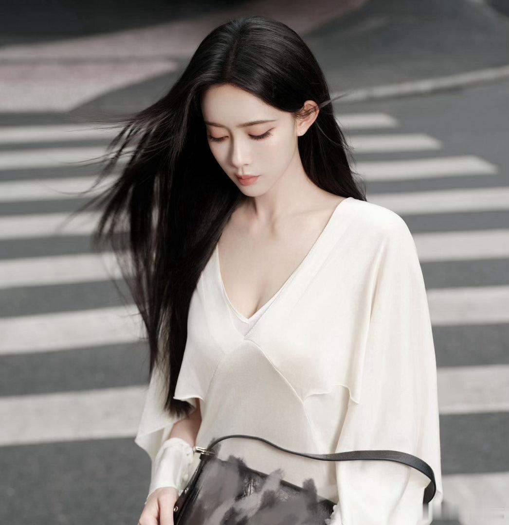 孟子义冷脸小白花 救命！今天这组图我直接原地升仙🥹清冷小白花氛围感拉满，偏偏嘴