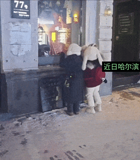 3个南方可爱的小土豆，给屋内歌手室外做应援，蹦蹦跳跳的样子好可爱，不仔细看，以为