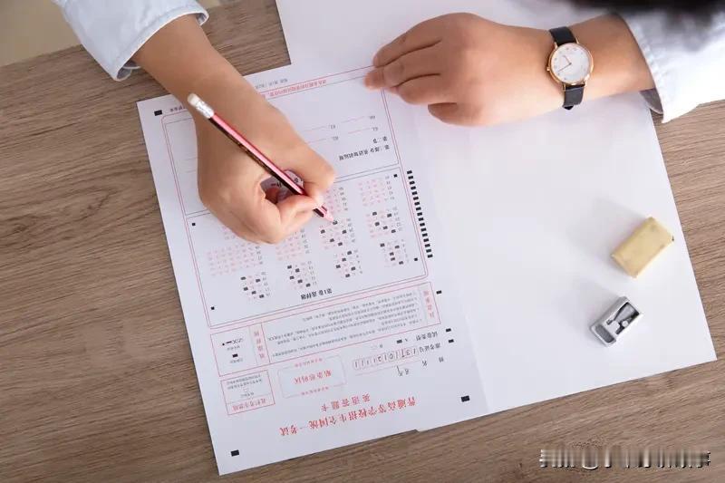 又到“公考季”，网警提醒考生谨防陷阱十分必要！如今不法分子套路繁多。
考前培训陷