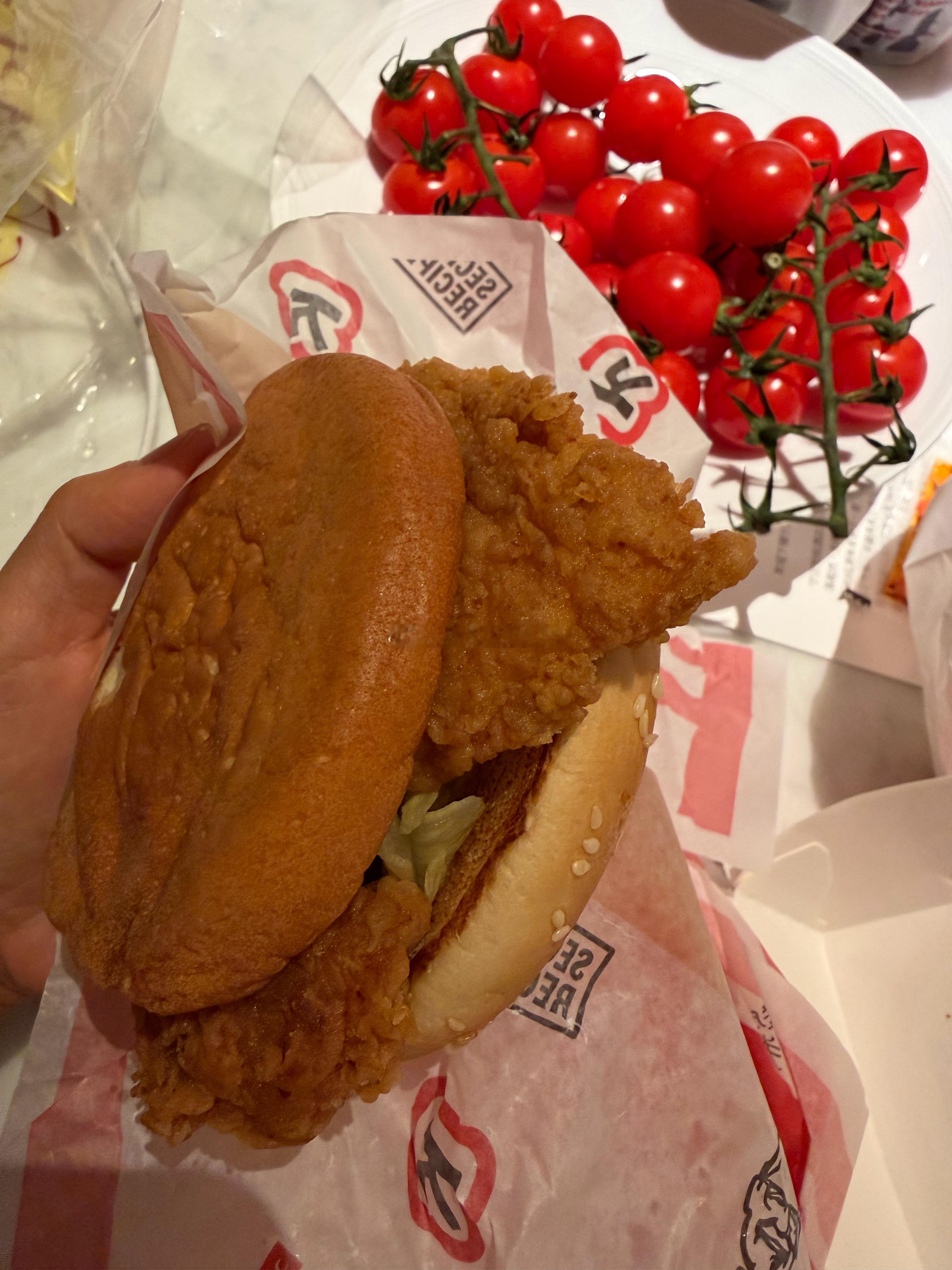 晚餐是一整个kfc香辣鸡腿堡没有去酱！！！这是对一个汉堡最近本的尊重！嗯好吃好后