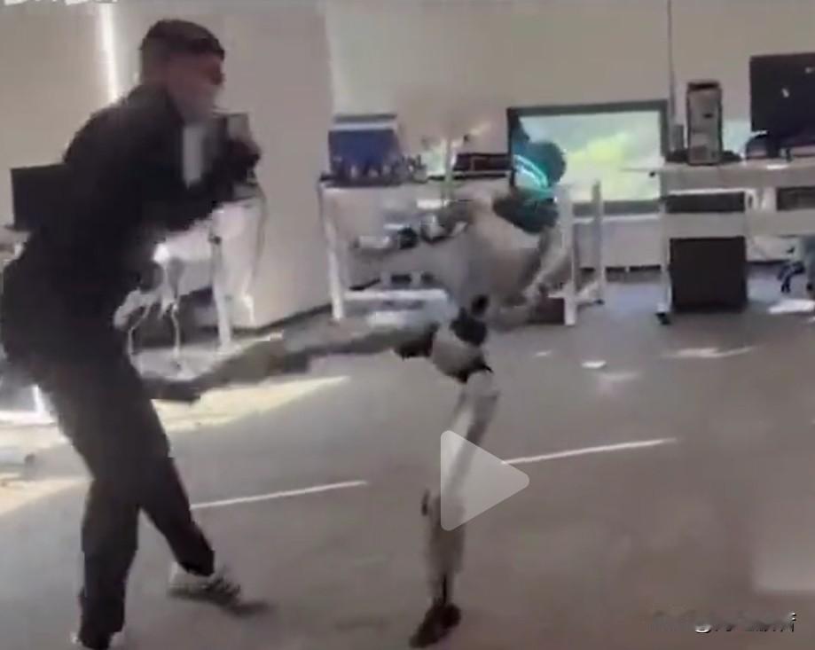 机器人突然踹工程师一脚，这是要造反？

又是宇树机器人，它这一脚不简单，直中要害